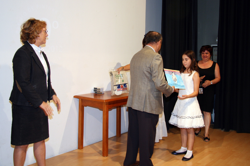 La estudiante Andrea Melguizo, del Colegio Calderón de la Barca de Sevilla capital, ha ganado el primer premio de alumnos de Primaria del concurso de pintura de aves de la Junta de Andalucía
