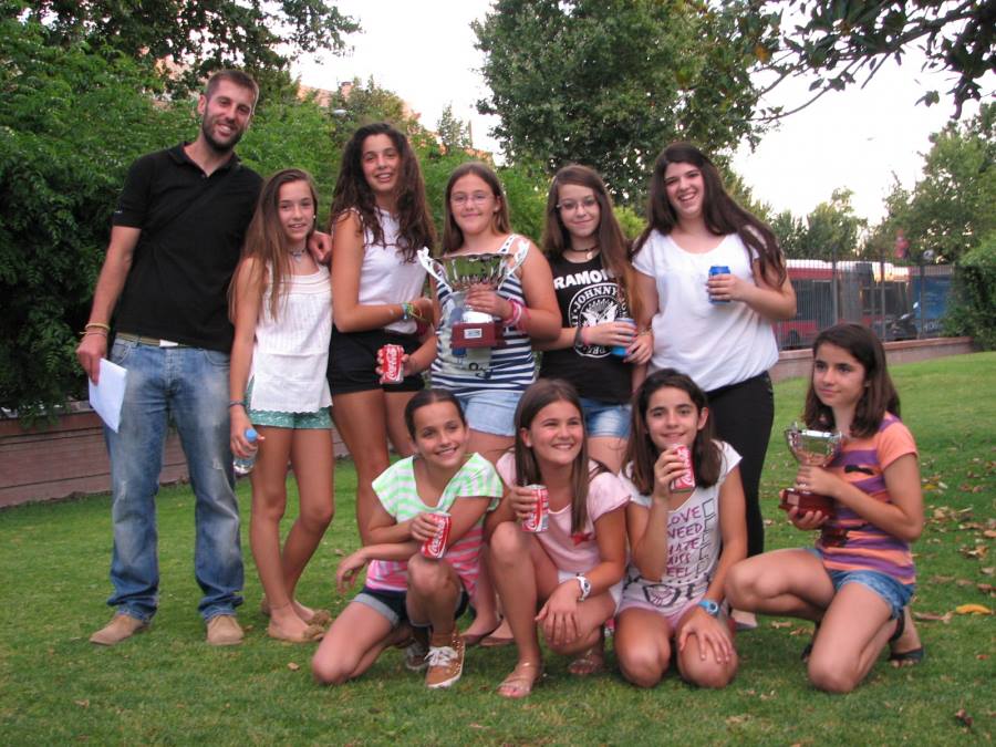 El equipo infantil de voleibol del Colegio Arboleda recibe los dos trofeos conseguidos esta temporada.